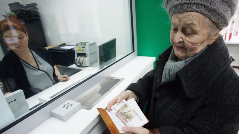 Нетипичный прирост. Россияне продолжают массово нести деньги на вклады