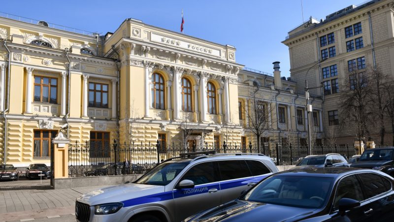 Банк России продлил ограничения на перевод средств за рубеж