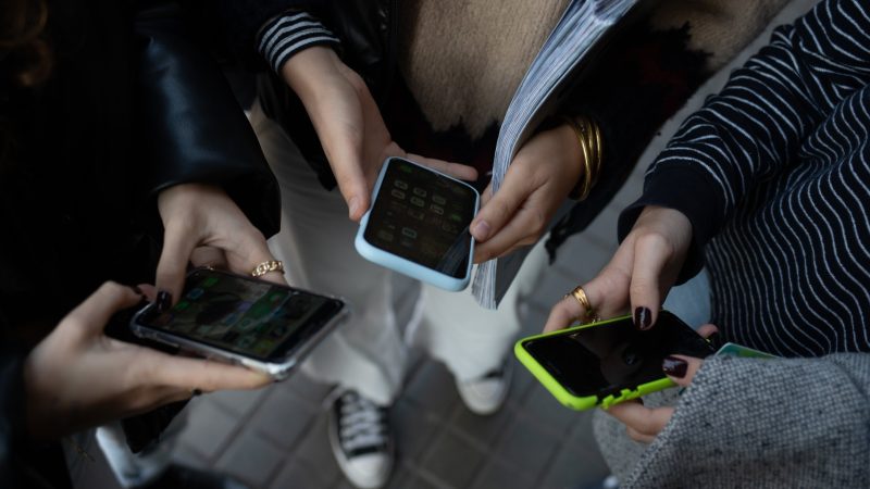 В Роскачестве подтвердили, что Google и Apple могут отключить смартфоны в РФ